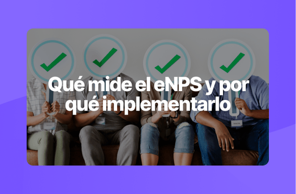 Varias personas sentadas muestran carteles con un símbolo de check verde, con texto sobrepuesto que dice ‘Qué mide el eNPS y por qué implementarlo’