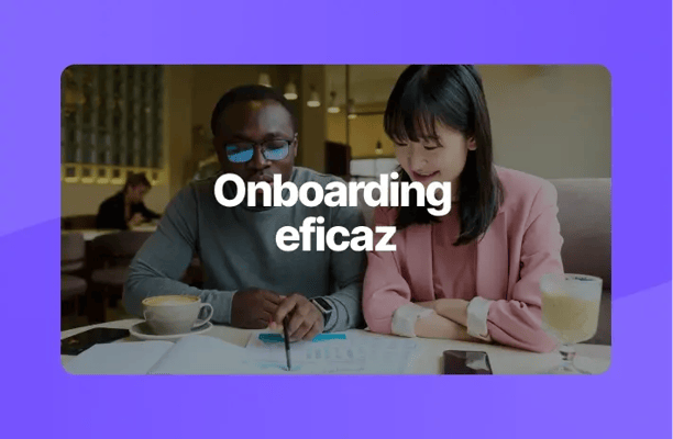 Dos personas revisan documentos en una mesa durante un proceso de inducción. Texto sobrepuesto: ‘Onboarding eficaz