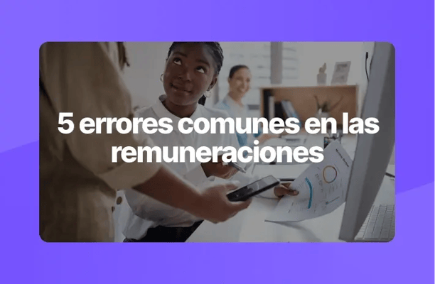 Dos mujeres en una oficina revisan documentos y gráficos relacionados con pagos de sueldos, con texto sobrepuesto que dice ‘5 errores comunes en las remuneraciones’