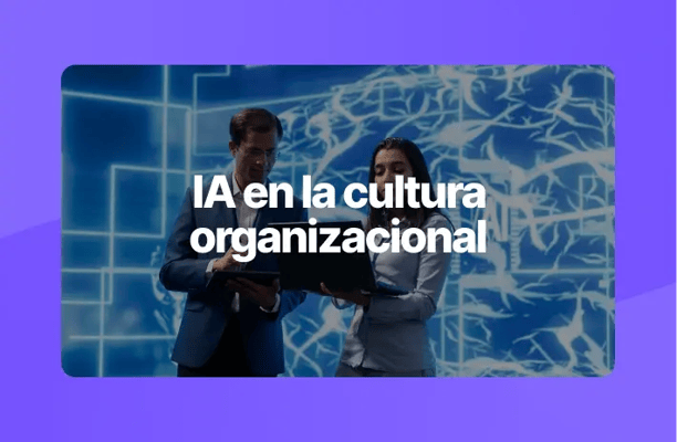 Dos personas revisan información en laptops frente a una pantalla con gráficos digitales. Texto sobrepuesto: ‘IA en la cultura organizacional