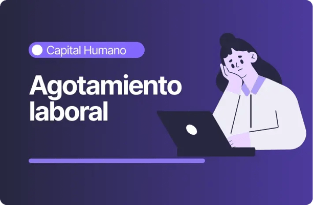 Imagen con fondo morado oscuro y el texto “Agotamiento laboral”. En la parte superior se lee la categoría “Capital Humano” y a la derecha aparece una persona con expresión cansada frente a un computador portátil.