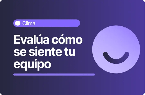 Imagen con fondo morado oscuro y el texto “Evalúa cómo se siente tu equipo”. En la parte superior aparece la categoría “Clima” y a la derecha un ícono circular con una sonrisa minimalista.