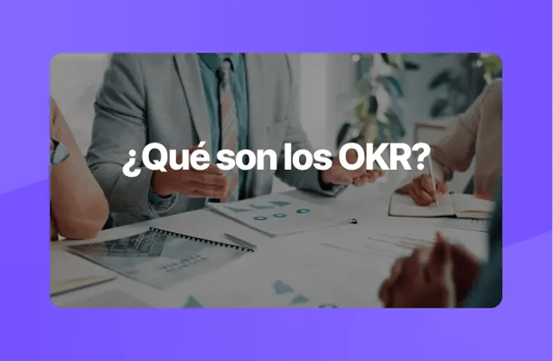 Imagen de personas en una reunión de trabajo revisando documentos y gráficos, con el texto sobreimpreso ¿Qué son los OKR?