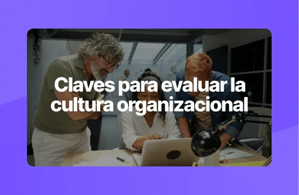 Tres personas en una oficina observan la pantalla de un computador portátil, con texto sobrepuesto que dice: ‘Claves para evaluar la cultura organizacional