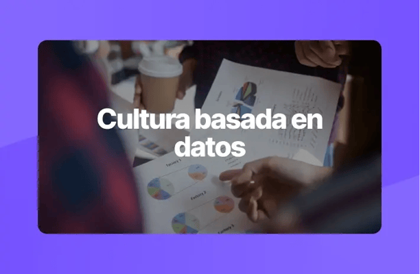 Personas revisando gráficos circulares y de barras impresos en hojas, con un vaso de café en mano. Texto sobrepuesto: ‘Cultura basada en datos