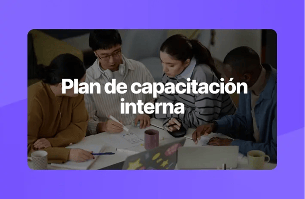 Grupo de personas reunidas en una mesa colaborando en un documento. Texto sobrepuesto: ‘Plan de capacitación interna